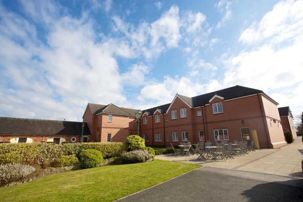 Hunters Lodge Hotel Crewe Bagian luar foto