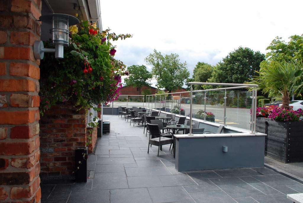 Hunters Lodge Hotel Crewe Bagian luar foto