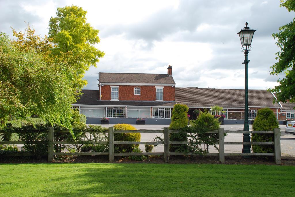 Hunters Lodge Hotel Crewe Bagian luar foto