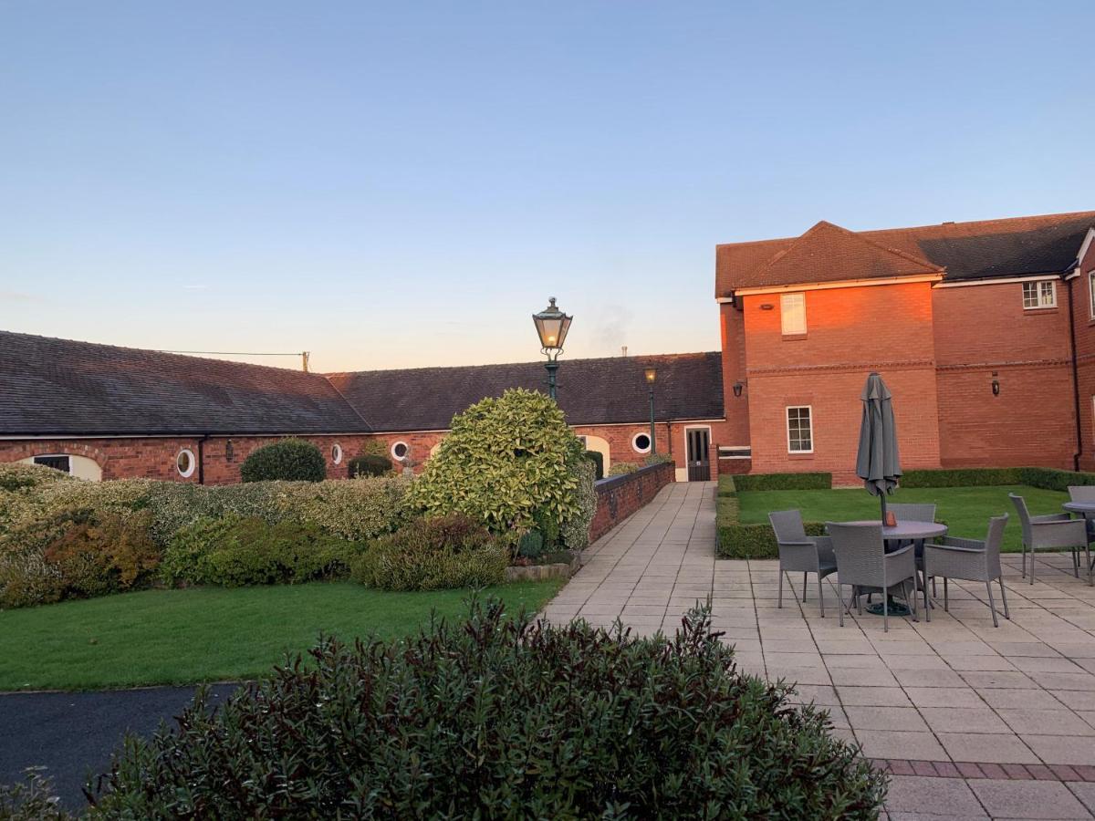 Hunters Lodge Hotel Crewe Bagian luar foto